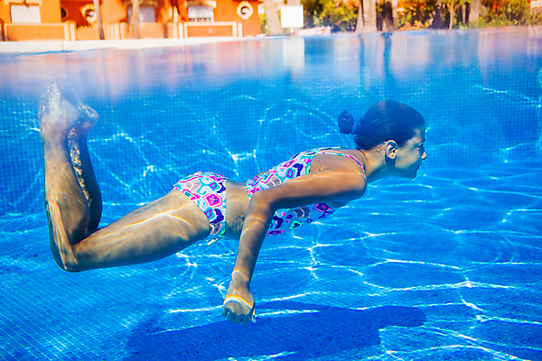 포토 JPG 해외이미지 백인 1 응시 여자 수영복 행복 얼굴 어린이 스포츠 이동 신체 놀이 휴가 고글 오리 건강 한명 사람 물 파란색 수중 수영 거품 기쁨 젖음 흰색 물방울 신선 떨어짐 해외202004 해외포토 자연요소 서양인 시선 옷 감정 컬러 컨셉 조류 신체부위 수상스포츠 파일형식 이미지허브