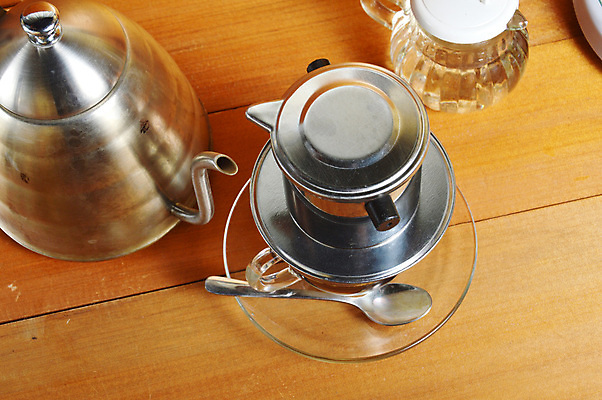 포토 JPG 해외이미지 전통 아시아 종이 커피 음료 백그라운드 2 유리 탁자 동양인 사람없음 컵 물 상점 식당 숟가락 검은색 카페 흐름 우유 머그컵 수확 뜨거움 붓기 아침식사 냄비 더위 굽기 상쾌 복고 만들기 베트남 아로마 바리스타 카푸치노 에스프레소 소셜네트워크 양조 카페인 필터 스타일 효과 해외202004 해외포토 자연요소 직업 식기 감정 나라 컬러 가구 컨셉 농업 모션 재질 날씨 유제품 수저 인종 식사 동남아시아 솥 구이 파일형식 이미지허브