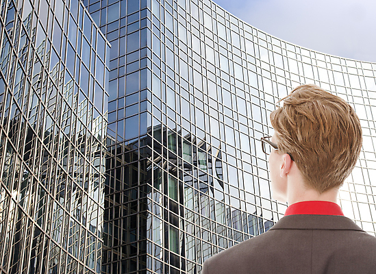 포토 JPG 해외이미지 백인 직업 학생 응시 남자 회사 비즈니스 사업가 창문 노동자 한명 사람 정장 성인 건물 컴퓨터 사무실 반사 도시 업무 작업 비즈니스맨 책상 경영자 경영 해외202004 해외포토 서양인 1 건축물 시선 옷 가구 전자제품 직장인 리더 파일형식 이미지허브