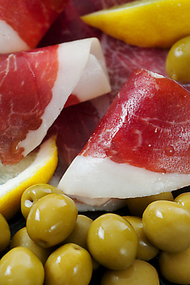 포토 JPG 해외이미지 음식 조각 육류 요리 사람없음 초록색 이탈리아 레몬 올리브 햄 슬라이스 해외202004 해외포토 열매 유럽 컬러 과일 식재료 파일형식 이미지허브