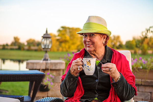 포토 JPG 해외이미지 1 라이프스타일 여자 노년 행복 음료 의자 하늘 휴식 따뜻함 건강 한명 사람 앉기 성인 야외 컵 일몰 흰색 시골 램프 표현 시간 뜨거움 클래식 우아함 은퇴 갑판 단절 뒤뜰 옛날 타격 해외202004 해외포토 식기 감정 컬러 가구 컨셉 배_교통 모션 조명 생활 노을 파일형식 이미지허브