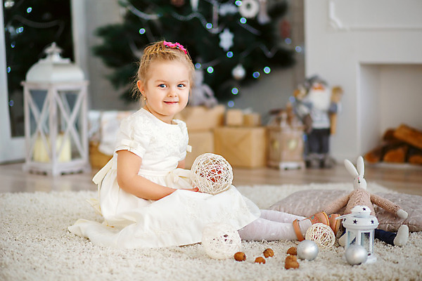 포토 JPG 해외이미지 백인 행복 어린이 크리스마스장식 크리스마스 겨울 공 가정 휴가 전등 새로움 새해 바닥 아파트 주택 선물 한명 사람 장식 금발 장난감 크리스마스트리 축제 곰인형 꿈 방 램프 축하 아기 시간 소나무 우아함 예측 연도 스마트 전나무 해외202004 해외포토 서양인 나무 1 헤어스타일 계절 기념일 감정 인형 컨셉 조명 건물 파일형식 이미지허브