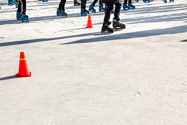 포토 JPG 주간 계절 백그라운드 겨울 발 서울 사람 풍경 여러명 야외 신체부위 운동 스케이트 스케이트장 얼음판 칼라콘 국내포토 자연요소 스포츠용품 다수 스포츠시설 한국 건강 얼음 안전장비 파일형식