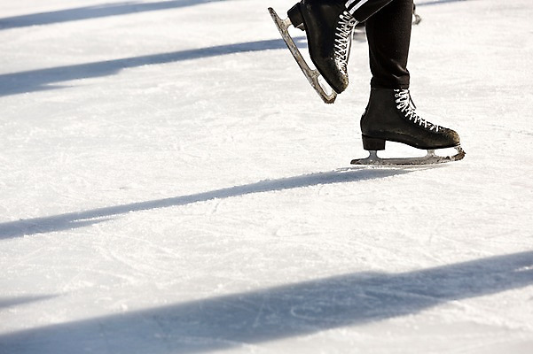 포토 JPG 주간 계절 백그라운드 겨울 발 서울 한명 사람 풍경 야외 신체부위 운동 스케이트 스케이트장 얼음판 국내포토 자연요소 1 스포츠용품 스포츠시설 한국 건강 얼음 파일형식