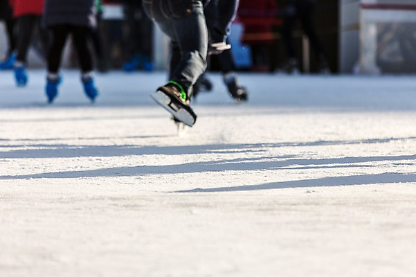 포토 JPG 주간 계절 백그라운드 겨울 발 서울 사람 풍경 여러명 야외 아웃포커스 신체부위 운동 스케이트 스케이트장 얼음판 국내포토 자연요소 스포츠용품 다수 스포츠시설 한국 촬영기법 건강 얼음 파일형식