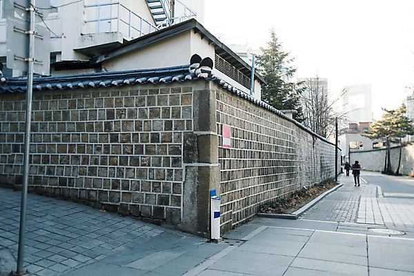 포토 JPG 주간 백그라운드 겨울 서울 돌담 사람 동양인 풍경 야외 건물 마을 한국인 보행자 골목길 삼청동 국내포토 자연요소 건축물 계절 길 한국 인종 담장 돌_바위 종로 파일형식