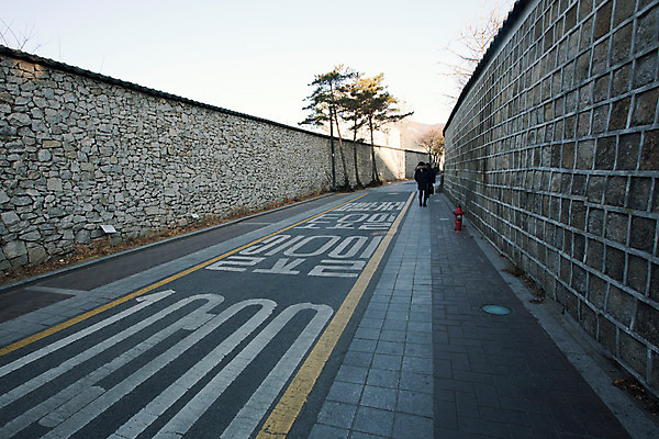 포토 JPG 주간 나무 식물 도로 백그라운드 겨울 서울 돌담 사람 동양인 풍경 야외 한국인 보행자 골목길 가로수 소화전 삼청동 국내포토 자연요소 계절 길 교통시설 한국 인종 담장 돌_바위 안전장비 종로 파일형식