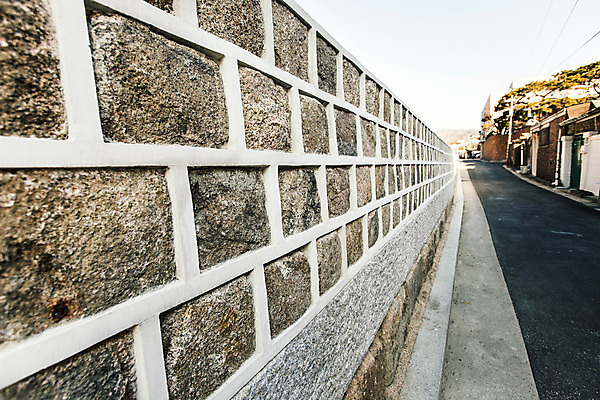 포토 JPG 주간 배경화면 백그라운드 겨울 서울 돌담 풍경 사람없음 야외 건물 골목길 삼청동 국내포토 자연요소 건축물 계절 길 한국 담장 돌_바위 종로 파일형식