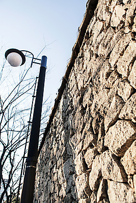 포토 JPG 주간 나무 식물 로우앵글 백그라운드 겨울 가로등 하늘 서울 돌담 풍경 사람없음 야외 나뭇가지 골목길 삼청동 국내포토 자연요소 계절 공공시설 길 뷰포인트 한국 담장 돌_바위 종로 파일형식