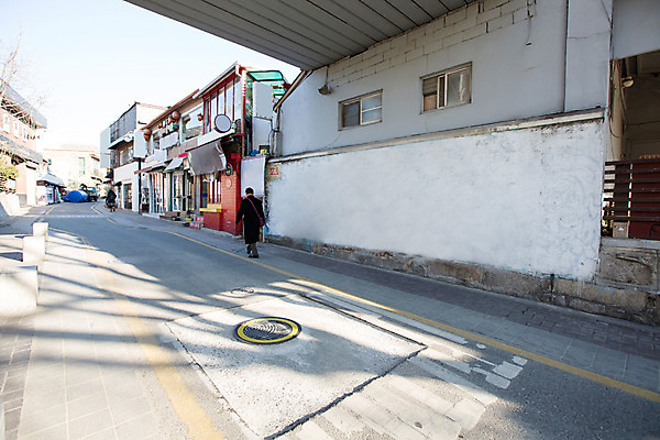 포토 JPG 주간 도로 백그라운드 겨울 서울 사람 동양인 풍경 야외 건물 한국인 보행자 골목길 삼청동 국내포토 자연요소 건축물 계절 길 교통시설 한국 인종 종로 파일형식