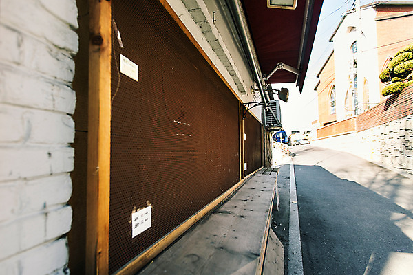 포토 JPG 주간 도로 길 벽 백그라운드 겨울 서울 풍경 사람없음 야외 골목길 국내포토 자연요소 계절 교통시설 한국 파일형식