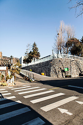 포토 JPG 주간 도로 길 백그라운드 겨울 서울 풍경 사람없음 야외 횡단보도 골목길 신호등 국내포토 자연요소 계절 교통시설 한국 보행로 파일형식