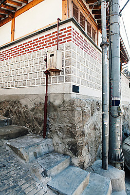 포토 JPG 주간 길 백그라운드 겨울 한옥 서울 풍경 사람없음 야외 담장 계단 골목길 전봇대 국내포토 자연요소 한국전통 계절 공공시설 고건축 한국 파일형식