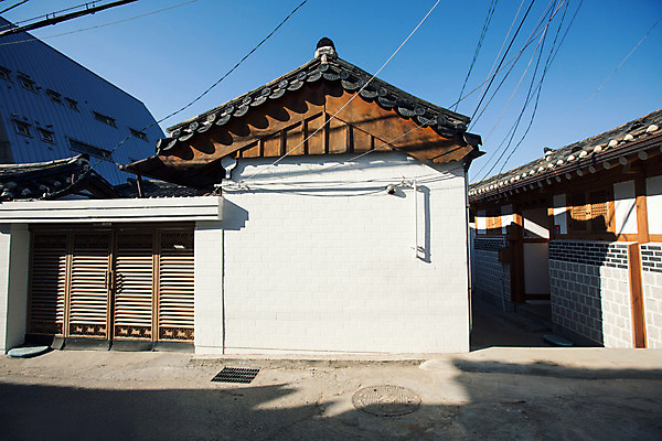 포토 JPG 주간 벽 백그라운드 겨울 한옥 주택 서울 풍경 사람없음 야외 마을 전선 골목길 국내포토 자연요소 한국전통 계절 길 고건축 한국 건물 파일형식
