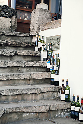 포토 JPG 주간 배경화면 백그라운드 겨울 술병 서울 풍경 사람없음 야외 계단 와인 돌_바위 골목길 와인병 국내포토 자연요소 계절 길 병_용기 주류 한국 파일형식