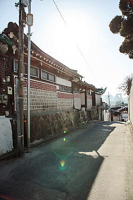 포토 JPG 주간 백그라운드 겨울 한옥 주택 서울 풍경 사람없음 야외 담장 햇빛 골목길 전봇대 국내포토 자연요소 한국전통 계절 공공시설 길 고건축 한국 건물 태양 파일형식