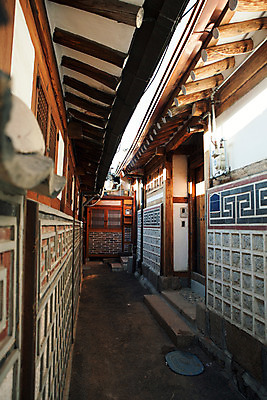 포토 JPG 주간 백그라운드 겨울 서울 풍경 사람없음 야외 담장 계단 골목길 현관문 국내포토 자연요소 계절 길 한국 문 파일형식