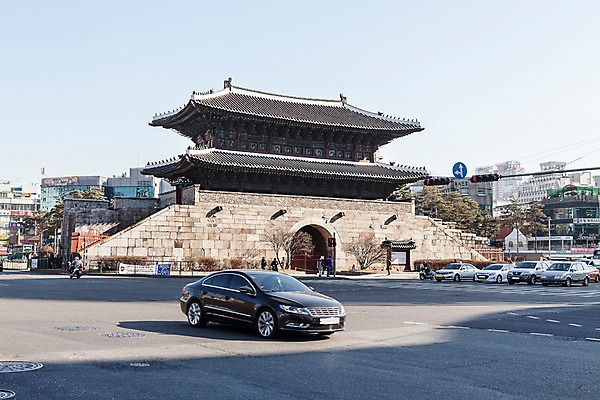 포토 JPG 주간 도로 길 백그라운드 겨울 자동차 서울 사람 동양인 풍경 여러명 야외 한국인 보행자 흥인지문 국내포토 자연요소 계절 육상교통 다수 교통시설 한국 인종 랜드마크 파일형식