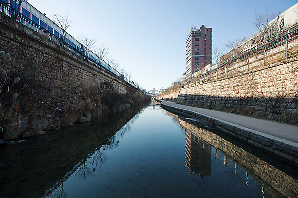 포토 JPG 주간 백그라운드 겨울 서울 풍경 사람없음 야외 건물 물 청계천 국내포토 자연요소 건축물 계절 한국 강 랜드마크 파일형식