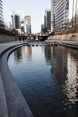 포토 JPG 주간 백그라운드 겨울 서울 사람 풍경 야외 건물 물 보행자 청계천 돌다리 국내포토 자연요소 건축물 계절 한국 강 다리_건축물 랜드마크 파일형식