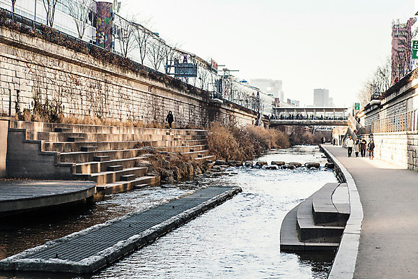 포토 JPG 주간 백그라운드 겨울 서울 사람 풍경 야외 물 계단 보행자 청계천 가교 국내포토 자연요소 건축물 계절 한국 강 랜드마크 파일형식