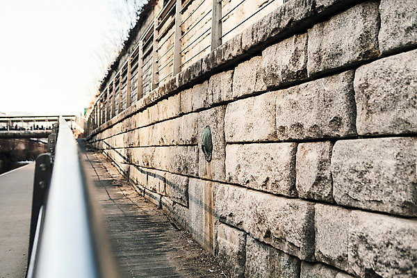 포토 JPG 주간 배경화면 백그라운드 겨울 서울 돌담 풍경 사람없음 야외 담장 돌_바위 청계천 오르막 국내포토 자연요소 계절 한국 강 랜드마크 파일형식
