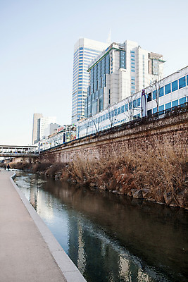 포토 JPG 주간 길 백그라운드 겨울 서울 풍경 사람없음 야외 건물 물 청계천 가교 국내포토 자연요소 건축물 계절 한국 강 랜드마크 파일형식