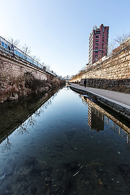 포토 JPG 주간 길 백그라운드 겨울 서울 사람 풍경 야외 건물 물 보행자 청계천 국내포토 자연요소 건축물 계절 한국 강 랜드마크 파일형식