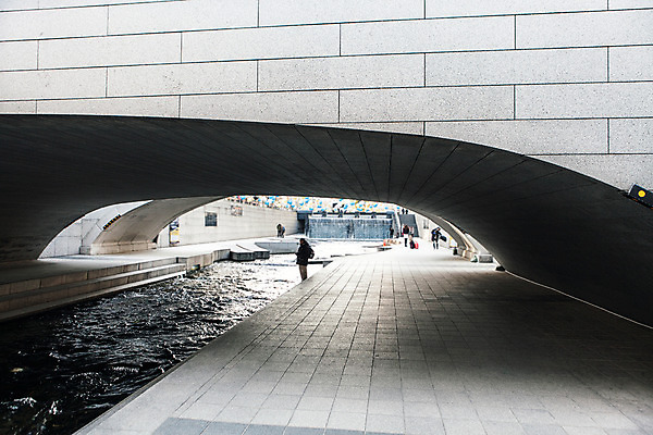 포토 JPG 주간 길 백그라운드 겨울 서울 사람 풍경 야외 돌_바위 보행자 청계천 가교 국내포토 자연요소 건축물 계절 한국 강 랜드마크 파일형식