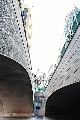 포토 JPG 주간 백그라운드 겨울 서울 풍경 사람없음 야외 돌_바위 틈 청계천 가교 국내포토 자연요소 건축물 계절 한국 강 랜드마크 파일형식