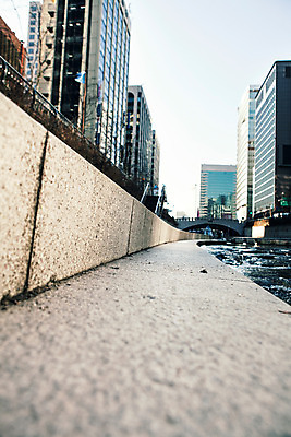 포토 JPG 주간 길 백그라운드 겨울 서울 풍경 사람없음 야외 건물 아웃포커스 물 돌_바위 청계천 국내포토 자연요소 건축물 계절 한국 촬영기법 강 랜드마크 파일형식