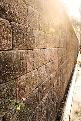 포토 JPG 주간 벽 백그라운드 겨울 서울 돌담 풍경 사람없음 야외 담장 햇빛 돌_바위 청계천 국내포토 자연요소 계절 한국 강 태양 랜드마크 파일형식