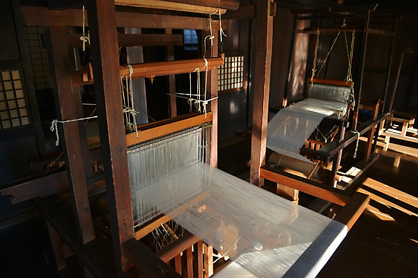 포토 JPG 전통 전통문화 일본문화 실내 풍경 사람없음 일본 기계 실 일본전통 베틀 국내포토 동양문화 아시아 문화 외국문화 내부 농기구 파일형식