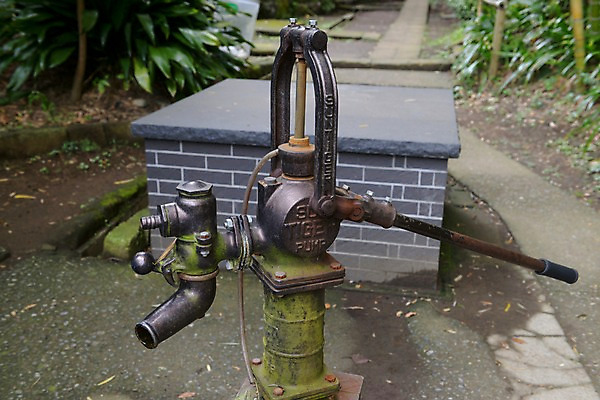 포토 JPG 주간 시설물 사람없음 야외 수도꼭지 수도 펌프 우물 수도_상하수도 국내포토 자연요소 건축물 상하수도 파일형식