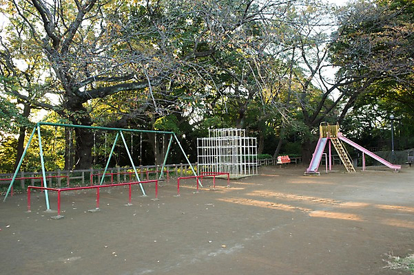 포토 JPG 주간 나무 식물 공원 풍경 사람없음 야외 미끄럼틀 놀이기구 놀이터 그네 정글짐 국내포토 자연요소 공공시설 놀이 파일형식