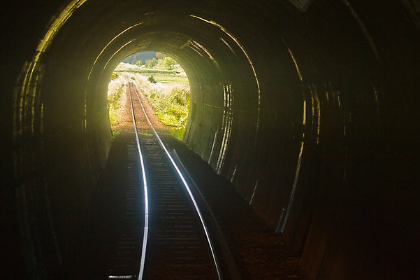 포토 JPG 주간 시설물 교통시설 풍경 사람없음 야외 빛 기찻길 원근감 굴 터널 철도의날 국내포토 자연요소 건축물 길 뷰포인트 교통 어패류 시설 파일형식 법정기념일