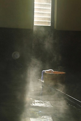 포토 JPG 주간 욕조 실내 통 사람없음 물 수건 햇빛 목욕 목욕탕 수증기 온탕 국내포토 자연요소 내부 위생용품 태양 청결 파일형식