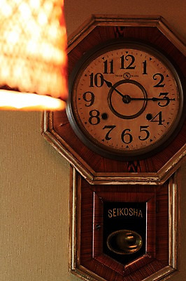 포토 JPG 시계 생활용품 조명 실내 사람없음 아웃포커스 골동품 스탠드 시간 빈티지 벽시계 오브젝트 국내포토 컨셉 촬영기법 내부 파일형식