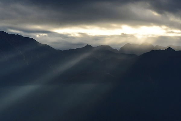 포토 JPG 주간 구름 자연 하늘 산 풍경 사람없음 야외 빛 햇빛 산등성이 빛무리 국내포토 자연요소 태양 생태계 파일형식