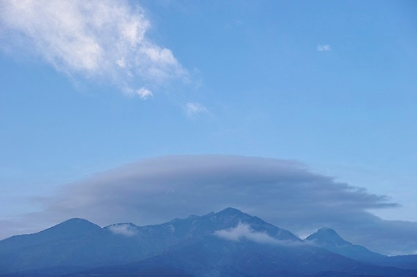 포토 JPG 주간 구름 자연 하늘 산 풍경 사람없음 야외 산등성이 국내포토 자연요소 생태계 파일형식
