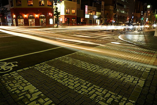 포토 JPG 해외풍경 아시아 도로 야경 거리 거리풍경 사람없음 야외 건물 빛 도시풍경 일본 도시 횡단보도 교차로 국내포토 해외 건축물 나라 길 교통시설 풍경 보행로 야간 파일형식 풍경_경치