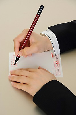 포토 JPG 손 종이 비즈니스 한명 정장 신체부위 펜 기록 메모지 붓펜 국내포토 1 옷 사람 필기구 사무용품 파일형식