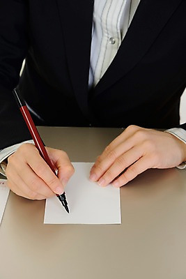 포토 JPG 손 종이 비즈니스 한명 정장 신체부위 펜 기록 메모지 붓펜 국내포토 1 옷 사람 필기구 사무용품 파일형식