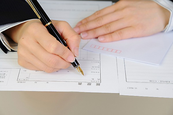 포토 JPG 손 종이 비즈니스 편지봉투 한명 신체부위 펜 만년필 구직 기록 메모지 이력서 국내포토 1 컨셉 봉투 사람 필기구 사무용품 편지 파일형식