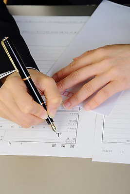 포토 JPG 손 종이 비즈니스 편지봉투 한명 신체부위 펜 만년필 구직 기록 메모지 이력서 국내포토 1 컨셉 봉투 사람 필기구 사무용품 편지 파일형식