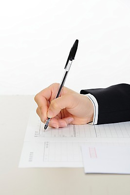 포토 JPG 손 종이 비즈니스 편지봉투 한명 신체부위 펜 볼펜 구직 기록 메모지 이력서 국내포토 1 컨셉 봉투 사람 필기구 사무용품 편지 파일형식