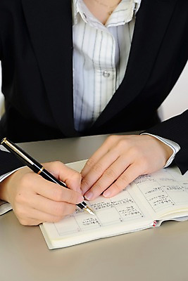 포토 JPG 손 여자 비즈니스 한명 사람 정장 상반신 성인 신체부위 펜 다이어리 기록 메모지 업무 비즈니스우먼 책상 성인만 국내포토 1 옷 가구 필기구 사무용품 작업 직장인 파일형식