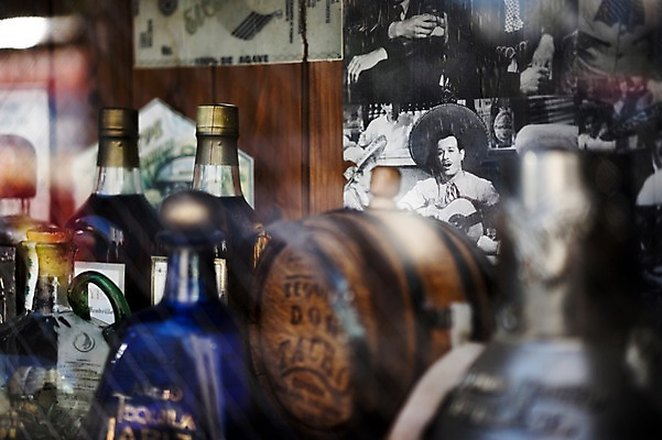 포토 JPG 술병 사람없음 아웃포커스 도시풍경 상점 바 선술집 술집 병 드럼통 기념사진 국내포토 식기 병_용기 주류 촬영기법 풍경 도시 파일형식