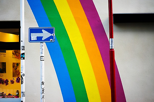 포토 JPG 주간 화살표 벽 무지개 거리풍경 사람없음 야외 담장 도시풍경 기둥 표지판 파이프 국내포토 자연요소 건축 거리 알림판 풍경 도시 파일형식