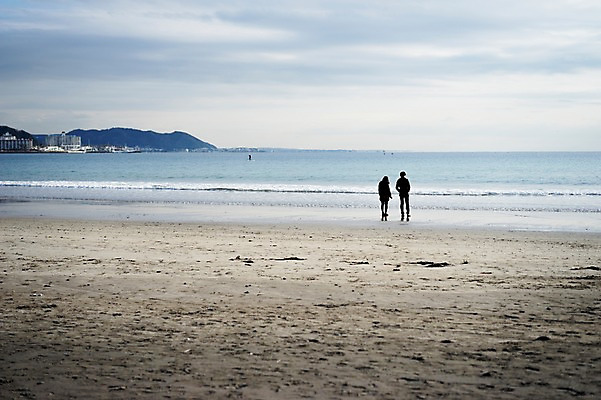 포토 JPG 주간 전신 구름 커플 여자 남자 파도 바다 섬 자연 하늘 서기 사람 풍경 해변 야외 두명 뒷모습 모래사장 국내포토 자연요소 뷰포인트 관계 모션 생태계 파일형식